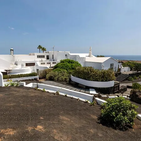 Сasa de vacaciones 18th-century With Ocean Views In Lanzarote
